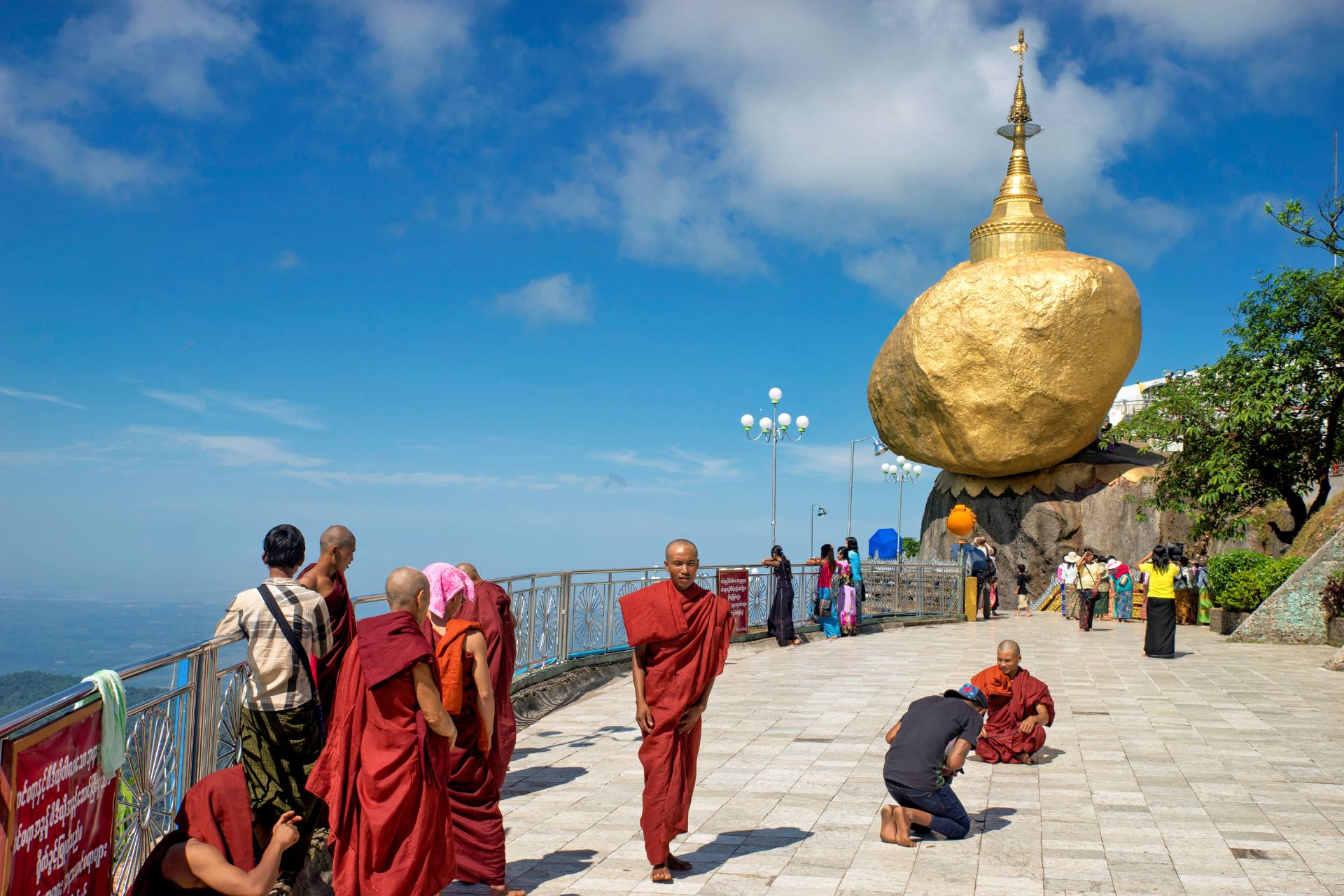 Buddhistische Mönche besuchen den Goldenen Felsen.